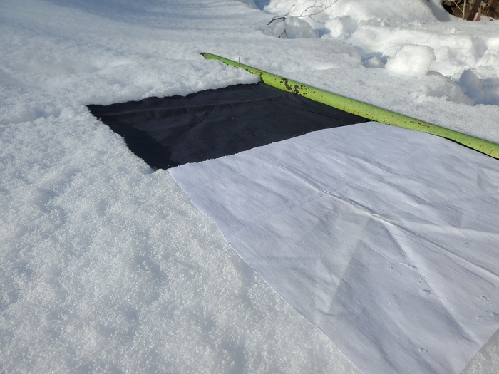 Даже при лёгкой облачности тёмная ткань быстро согрелась и растопила под собой снег.
