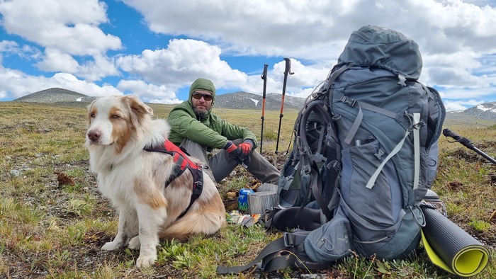 Обед на высоте 2750 м. между перевалами. Холодно и ветренно.