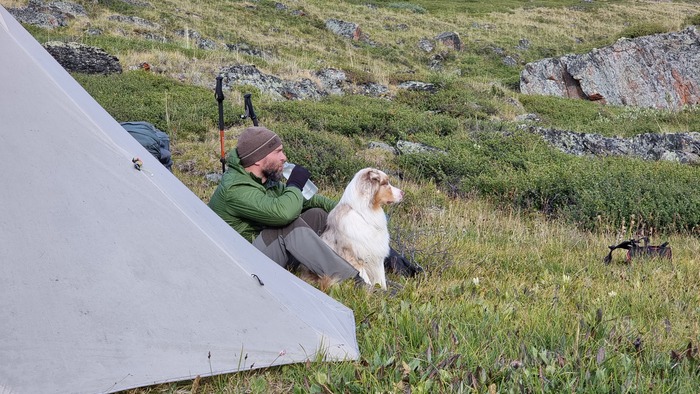 Взор Тараса на этом снимке как раз и направлен на эти вершины