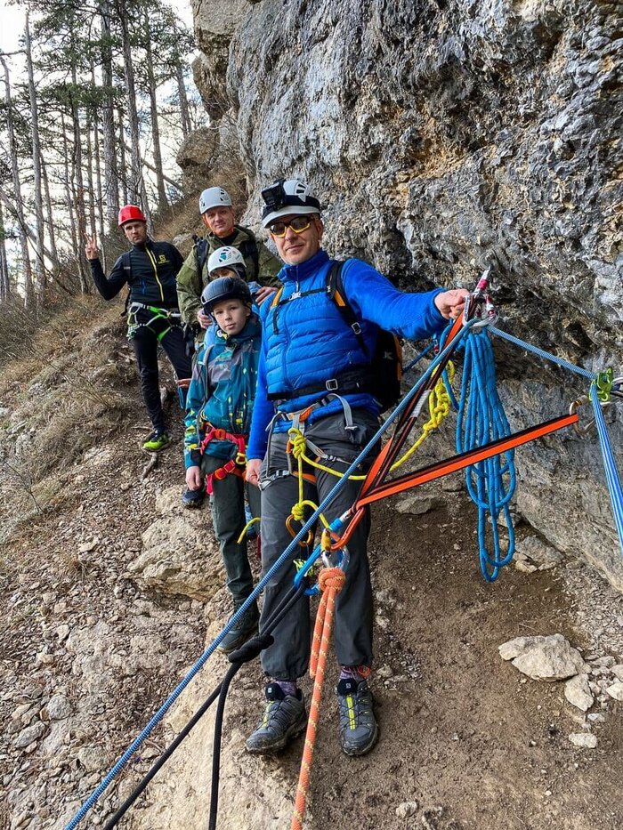Перед началом спуска в Старикайскую пещеру