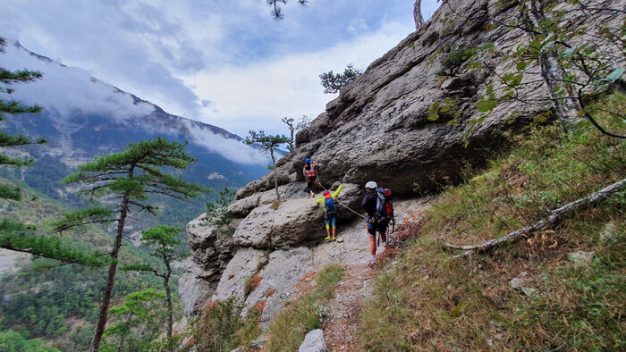 Движение по перилам с преодолением скальных ступеней