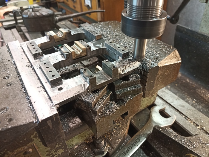 Снятие фасок со станины.