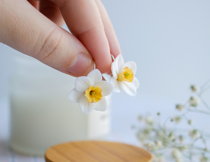 Серьги с белыми нарциссами