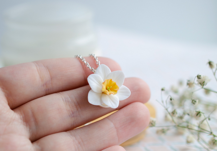 Кулон с белым нарциссом