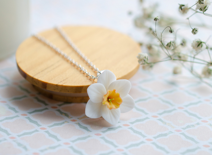 Кулон с белым нарциссом