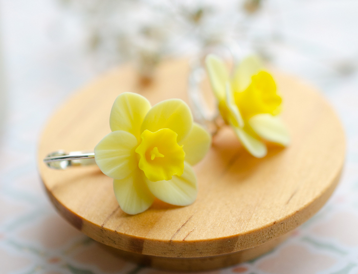 Серьги с желтыми нарциссами