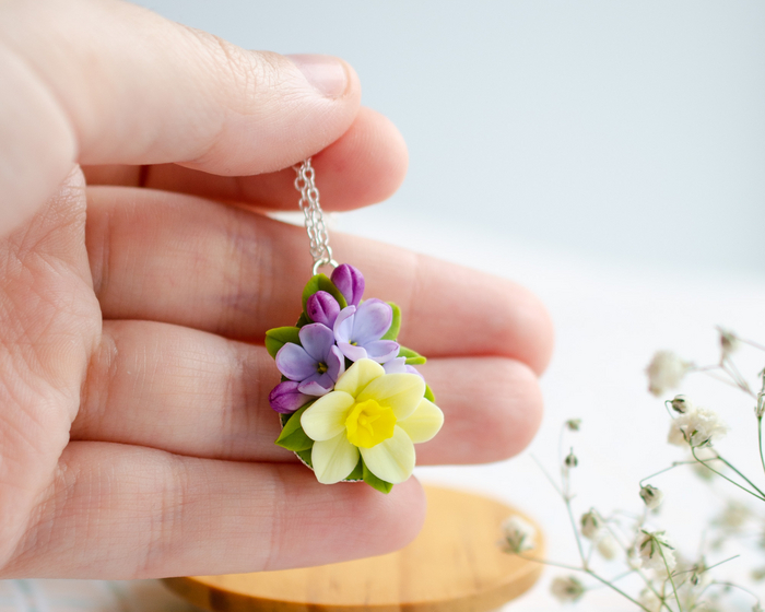 Кулон с нарциссом и сиренью