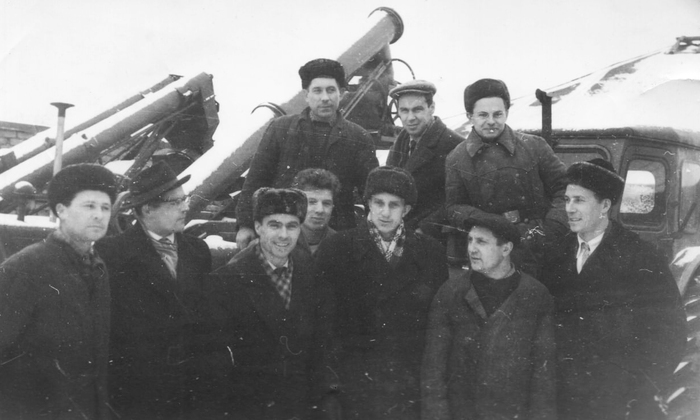 Рис. 3. Аспиранты первого года обучения (в 1-м ряду), сотрудник лаборатории транспорта - Л. Кормаков (во 2-м). Фото из личного архива.