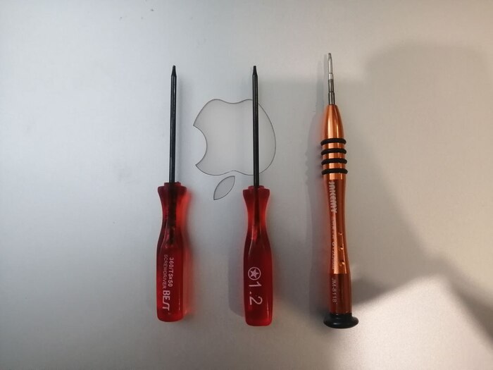 Вопреки тому что ранее мне казалось, что для разбора мака нужно много отверток, оказалось что трех вполне хватит (две звездочки и одна часовая крестовая).