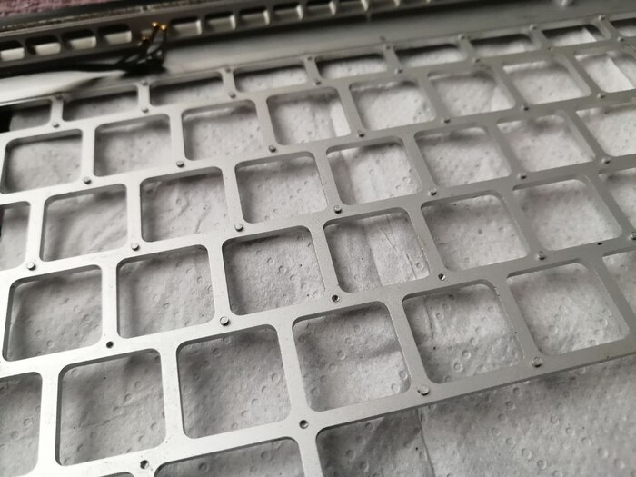 Вывалившиеся и невывалившиеся заклепки. Кстати, заклепки хорошо сбиваются отверткой.