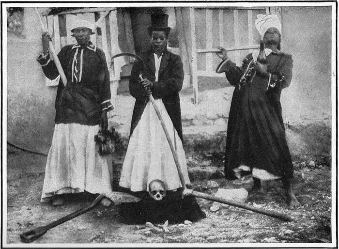 На Гаити в 60-ые и 70-ые годы эти ряженые прихвостни Дювалье устраивали настоящий террор