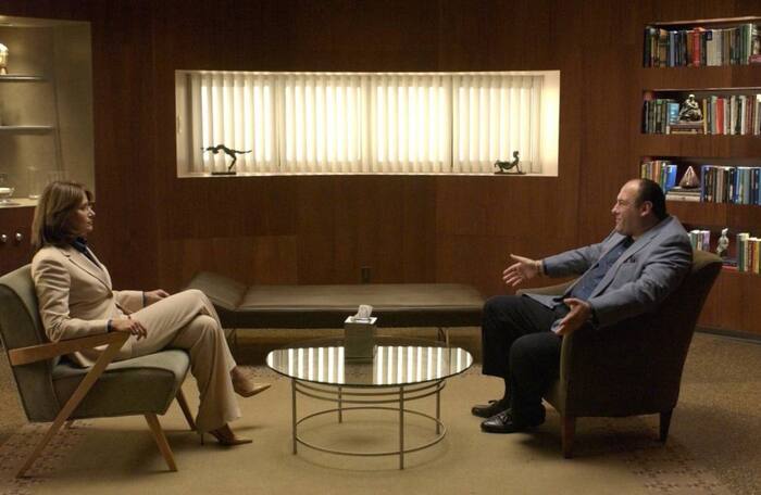 Тони на сеансе у психиатра Дженнифер Мелфи