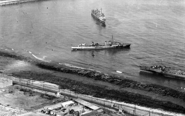 Повреждённые лёгкий крейсер Primauguet и эсминцы L'Albatros и Milan