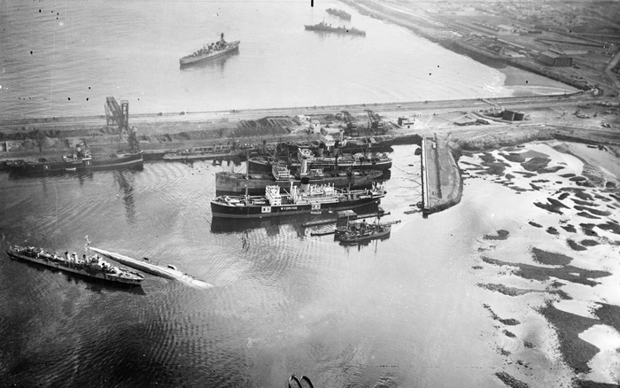 Гавань Касабланки 9 ноября 1942 года. Рядом с опрокинутым Frondeur стоит Tempête. За пределами гавани видны слева направо Primauguet, L'Albatros и Milan