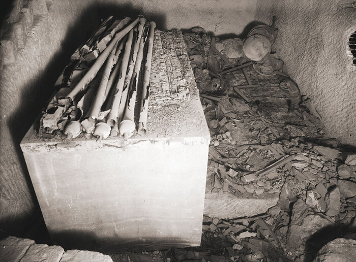 Погребальная камера, какой её увидели археологи. Саркофаг и золотые шесты