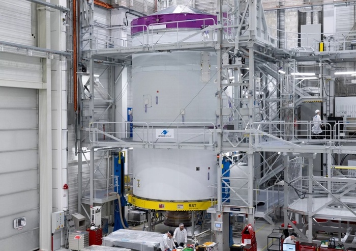 Верхняя ступень модели Ariane 6 flight one в зале интеграции ArianeGroup в Бремене. (Фото предоставлено ArianeGroup)