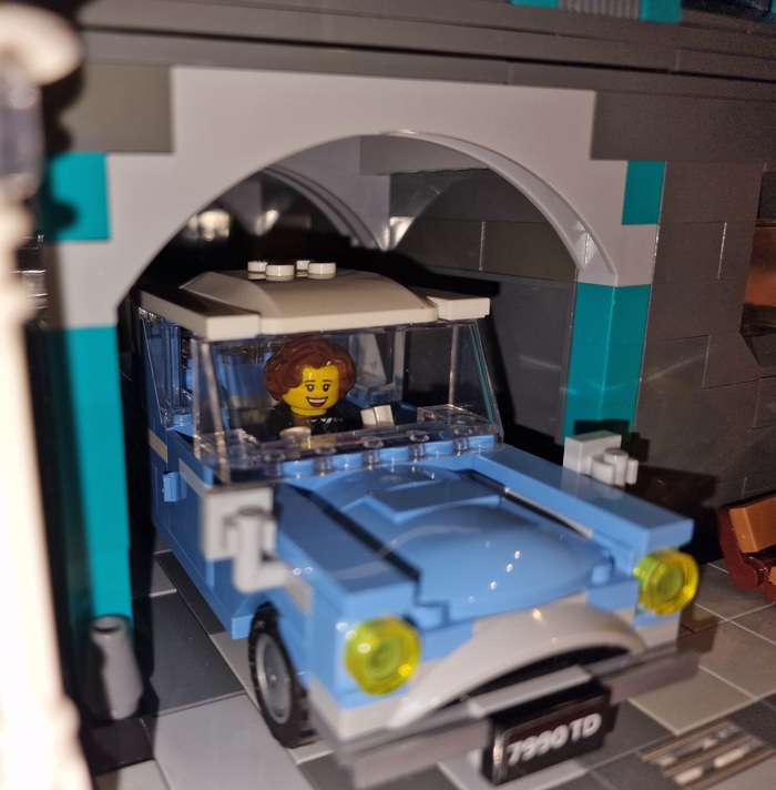 Высота арки позволяет проехать машине. Внимательные любители Лего сразу узнают из какой серии она.