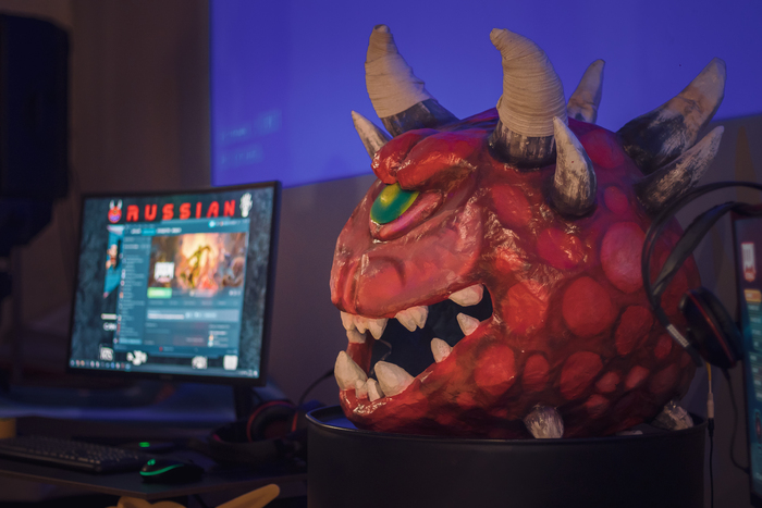 Какодемон тоже когда-то был слеплен нами. В основе - тыква из бумаги сделанная к Хэлоуину. Раньше даже глаз светился и пасть. Потрепала его уже жизнь, конечно, за столько-то лет! Но это уже устоявшийся <a href="https://pikabu.ru/story/festival_russian_doomcon_2023_11120769?u=https%3A%2F%2Fdoomwiki.org%2Fwiki%2FLegacyZ&t=%D0%BC%D0%B0%D1%81%D0%BA%D0%BE%D1%82%20%D1%82%D1%83%D1%81%D0%BE%D0%B2%D0%BA%D0%B8&h=f2f2a2b0744dde8473694bcfab9fa2b9054d52f9" title="https://doomwiki.org/wiki/LegacyZ" target="_blank" rel="nofollow noopener">маскот тусовки</a>.