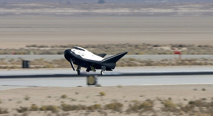 В статье о летных испытаниях Dream Chaser опускается на взлетно-посадочную полосу на базе ВВС Эдвардс, Калифорния, во время раннего захода на посадку. (Предоставлено Sierra Space)