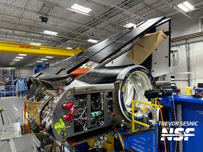 Вид из-за Tenacity на сложенные крылья Dream Chaser. (Фото: Тревор Сесник из NSF)