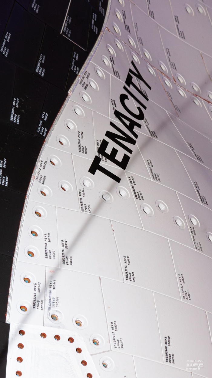 Название корабля нанесено поверх термоплиток. (Фото предоставлено Максом Эвансом из NSF)