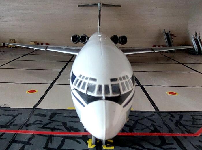 Модель выполнена из пластика , смолы, и металла