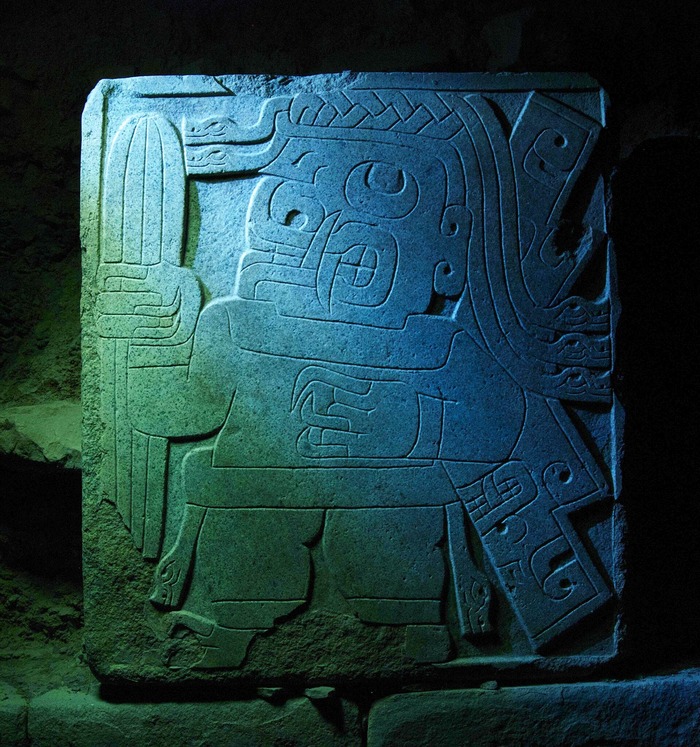 На стеле изображено антропоморфное существо с волосами-змеями, клыкастым ртом, поясом из змей и когтями. В правой руке что-то похожее на кактус Сан-Педро. И таких стел на площади было четыре / Marcelo Rodríguez Escudero CC BY-SA 4.0 DEED