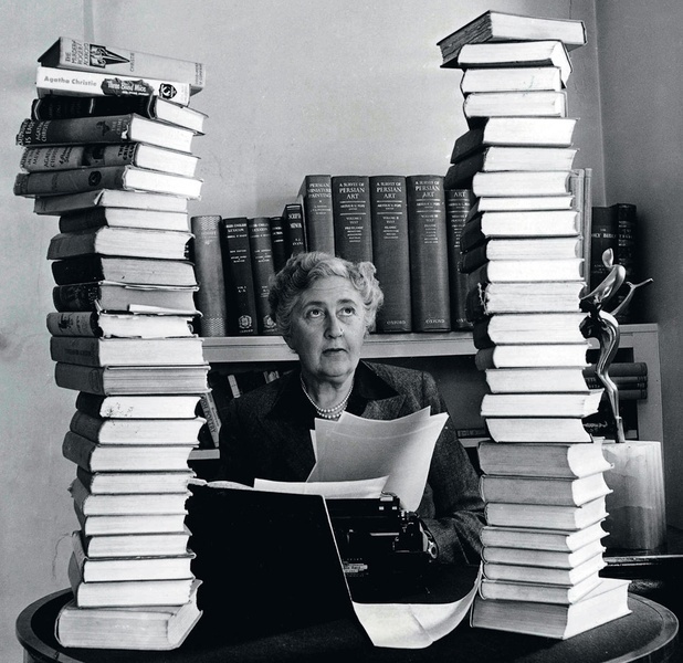Агата Кристи у себя дома в графстве Беркшир. 1950 год