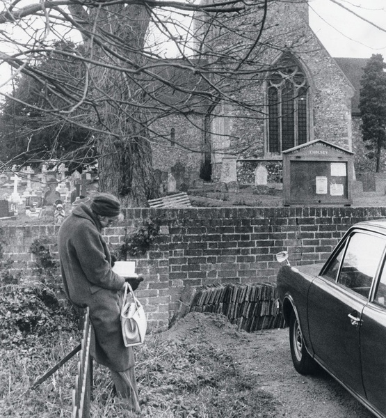 Церковь Святой Марии в Чолси, на кладбище при которой похоронена Агата Кристи. 1976 год