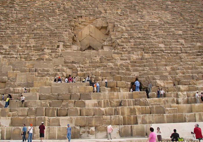 Справа внизу современный вход. В центре выше – древний вход (во времена аль-Мамуна он был замурован)