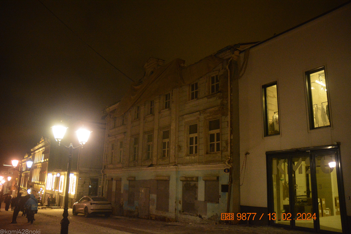 Необычно тут видеть мёртвое заброшенное здание посреди бурной жизни вокруг...