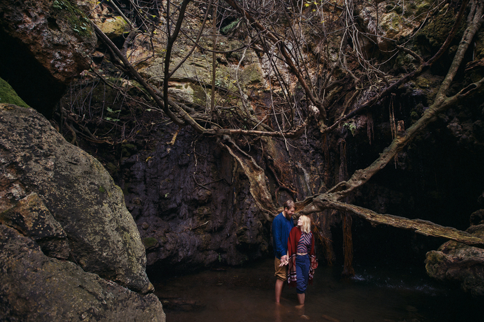 Под ногами у ребят куча мелочи, которую кидают туристы.