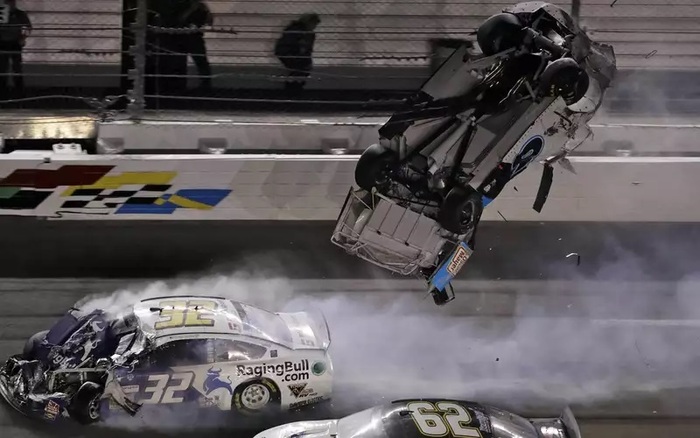 Авария в гонке NASCAR