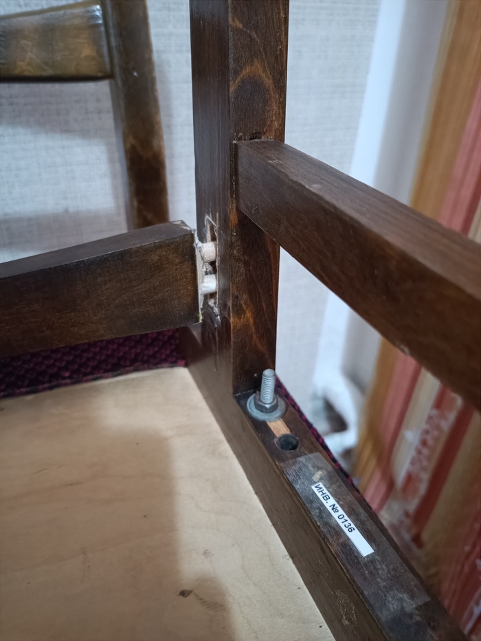 Был уже какой-то ремонт в его жизни, да и по населенным пунктам его помогало, судя по надписям на сидении