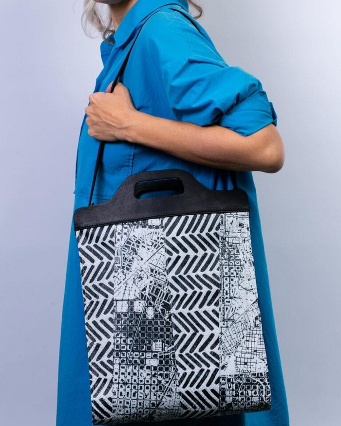 Сумка, изготовленная из отходов рыбной кожи в результате сотрудничества Kornit Digital и Shenkar College. Фото Ачикама Бен Йосефа