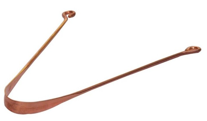 Скребки для языка бывают разные, я пользуюсь таким. Он удобен и очень хорошо очищает.