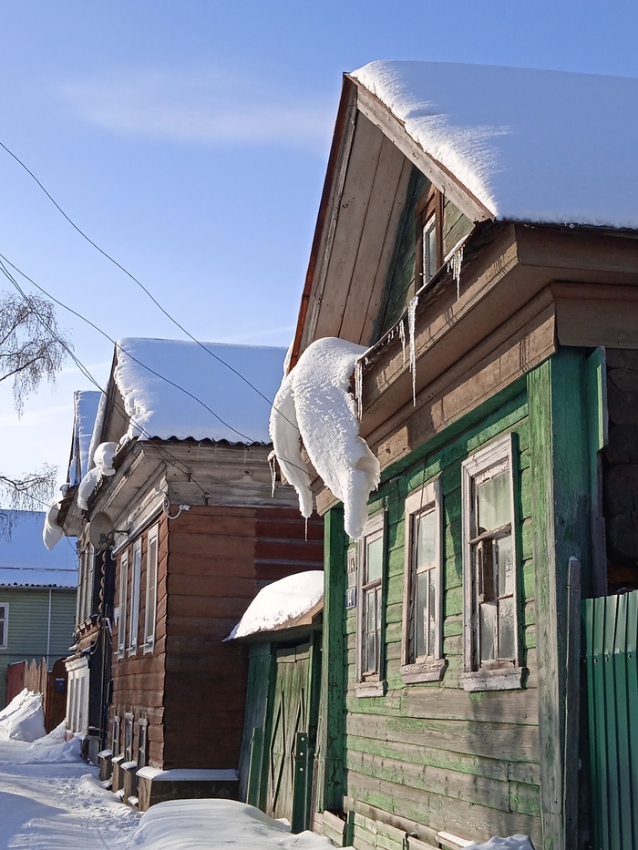 Дом доедает снежного человека