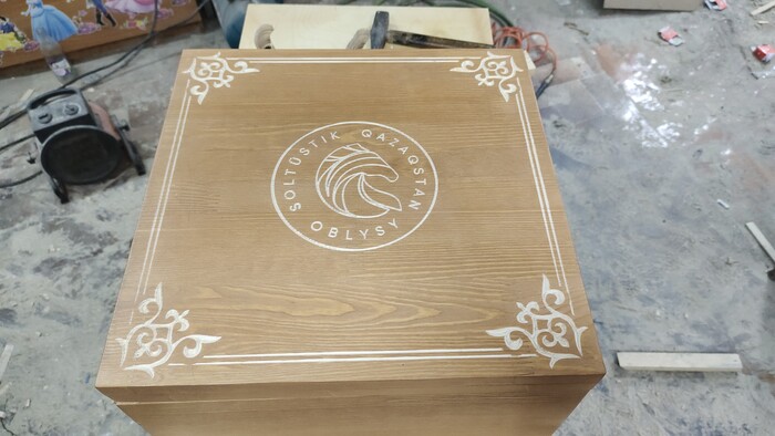 Не меньше 6 огромных шкатулок из массива сосны. С гравировкой по средней линии на чпу.