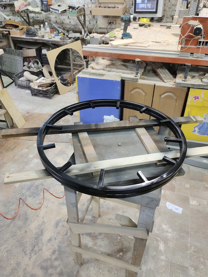 Сломался циклон и вокруг творится просто нечто. В пыли абсолютно все вокруг, главное красить там же, это особый вид мастерства))