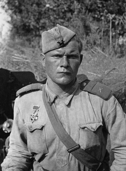 Михаил Пуговкин на фронте