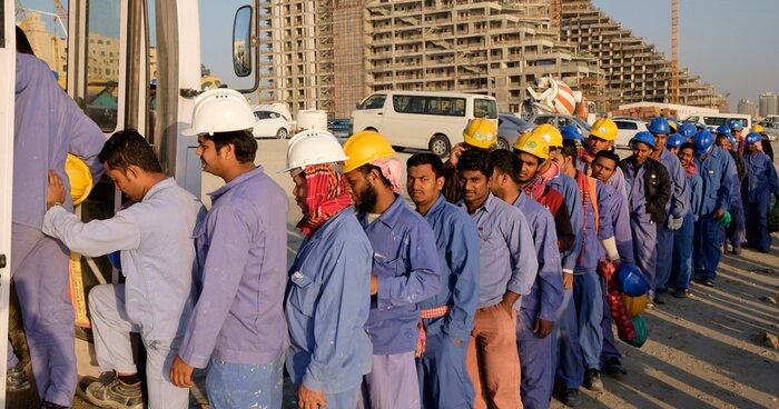 С улыбкой на лице гости из Пакистана и Бангладеш идут строить те самые знаменитые безумные проекты нефтяных эмиров