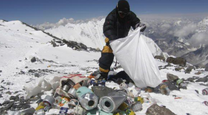 Альпинистам, которые покоряют Эверест, теперь придется забирать свои фекалии с собой Экология, Мусор, Эверест, Гималаи, Горы, Длиннопост