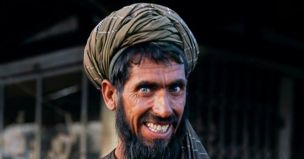 Человек с револьвером. Человек с пистолетом. Крутые парни dvd. Парень пуля. Спреи для игр.