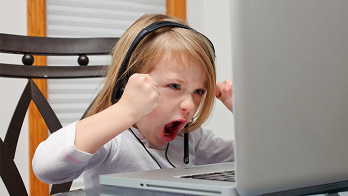 Почему дети так любят смотреть запрещенку в интернете, и что с этим делать? Родители беспокоятся, и ведь не зря