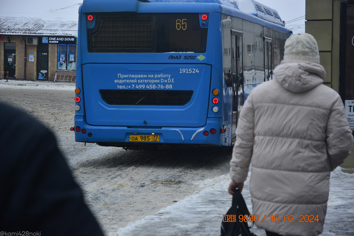 Интересный снежный рисунок на бампере автобуса...