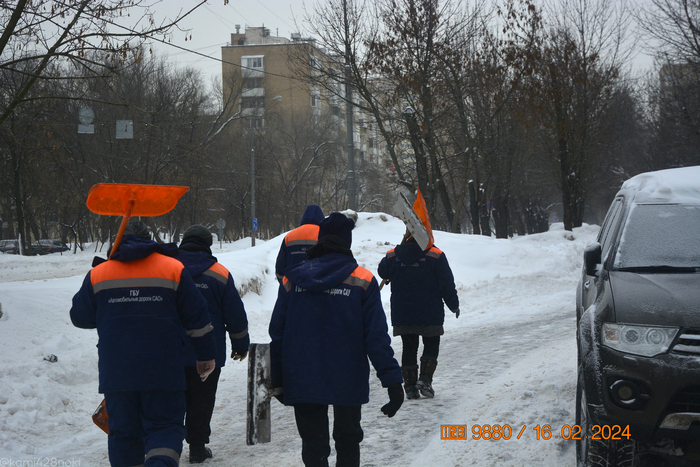 Отряд снегоуборщиков идёт расправляться со следующими завалами (моя версия)
