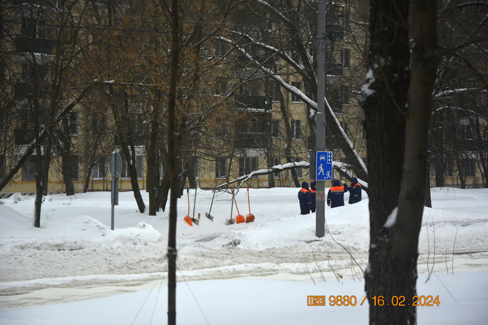 Бравый отряд снегоуборщиков думает, что бы ещё почистить в округе (по моему мнению)