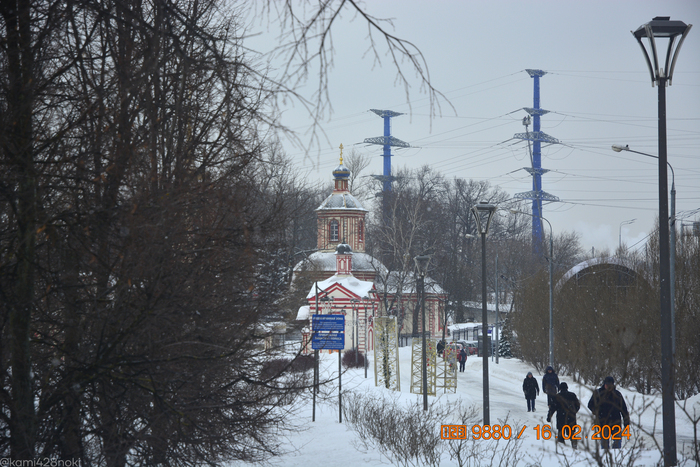 А вот и он виднеется издалека с Крестовоздвиженской церковью