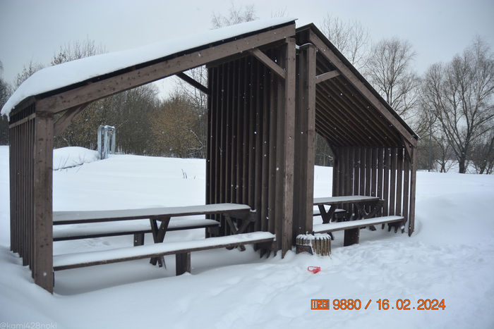 Ох, замело эту беседку.. но посидеть-то всё равно хочется 8)