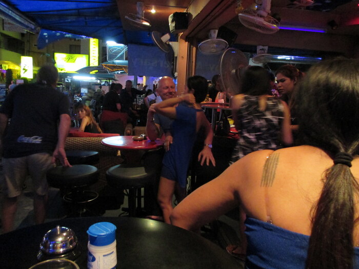 Хрупкие тайские женщины нашли бесхозного белого мамонта...